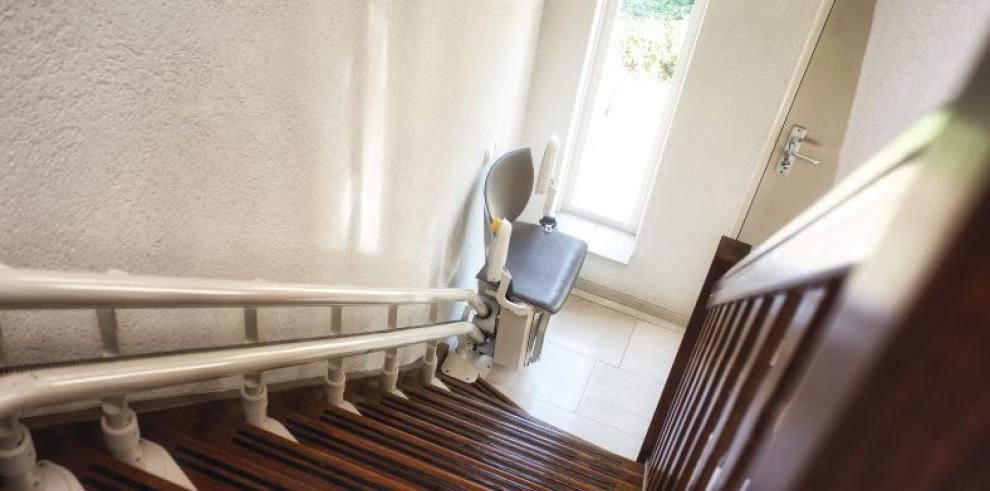 Escalera con elevador adaptado para personas con discapacidad