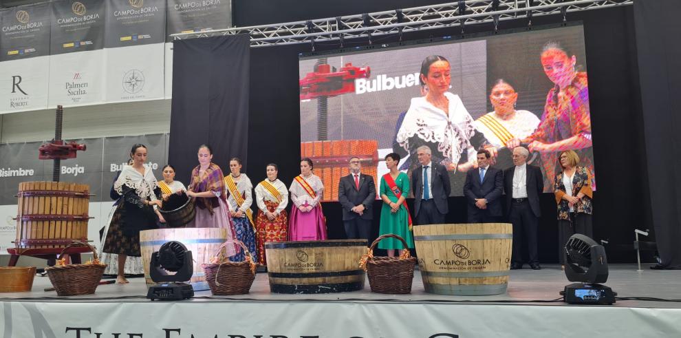 El polideportivo de Ainzón ha acogido el tradicional pisado de la uva.