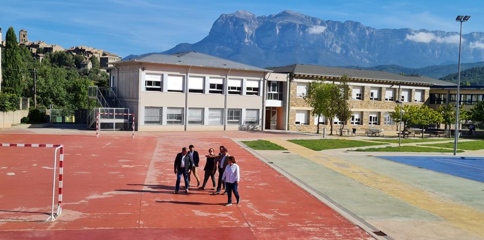 El consejero de Educación, Felipe Faci, visita el CEIP Asunción Pañart, en Aínsa