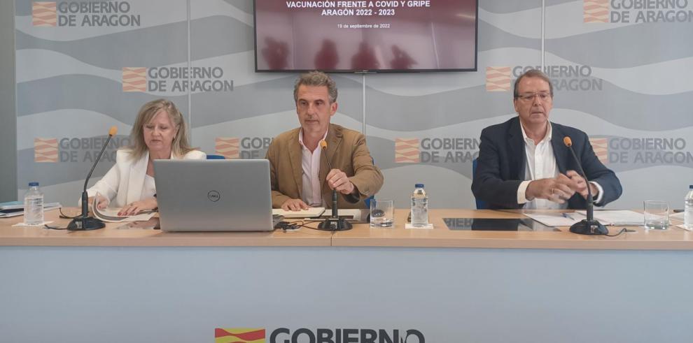 Adiego, Falo y Marzo en la presentación de la campaña de vacunación contra la gripe y de refuerzo de COVID.