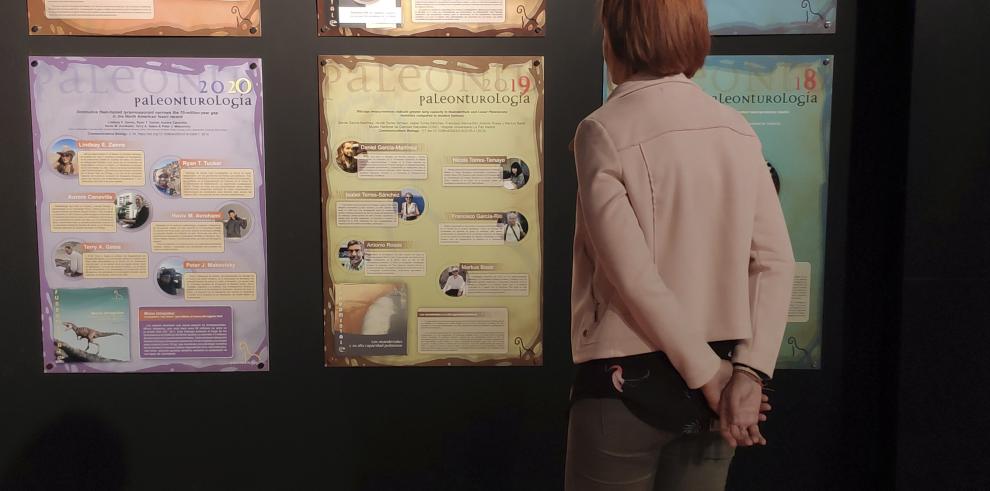 Museografía en el Museo Paleontológico de Dinópolis con ganadores del premio Paleonturología de ediciones anteriores.
