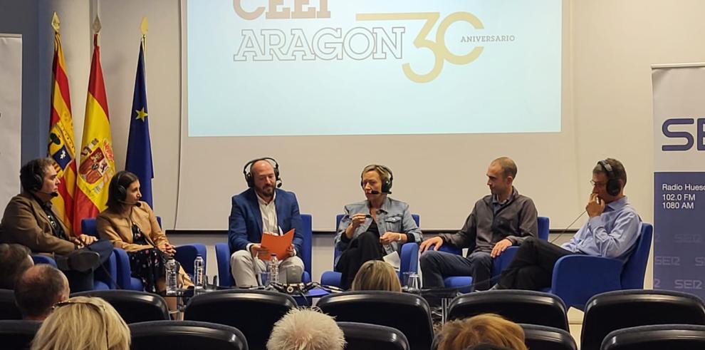 Marta Gastón junto a Celia García y las empresas participantes en la mesa redonda del acto del 30º aniversario en Huesca