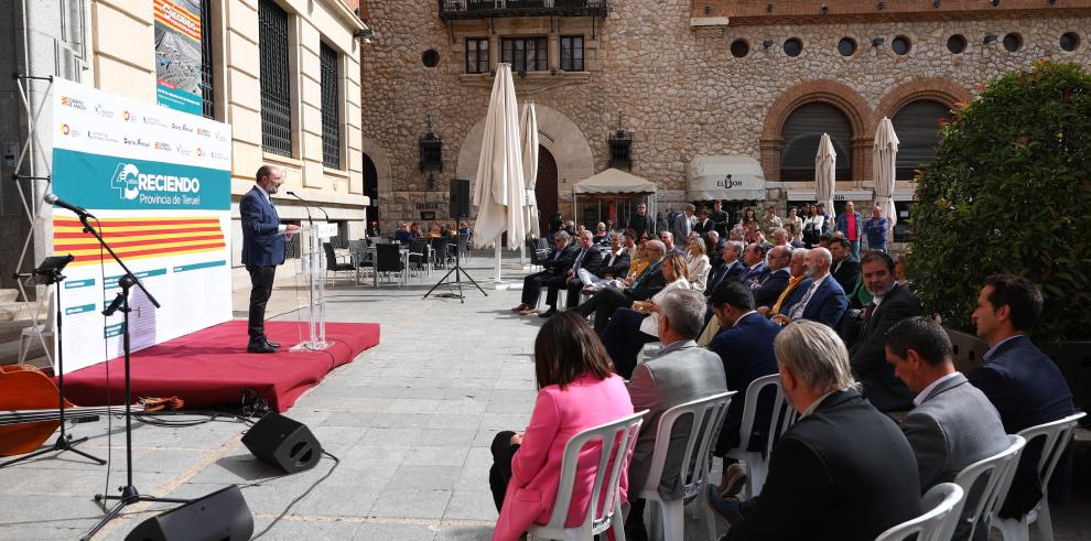 Lambán inaugura la exposición "40 años Creciendo en la provincia de Teruel