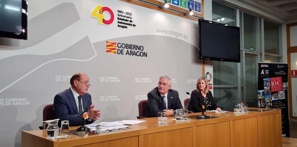 Félix Longás, Joaquín Olona y Carmen Urbano en la presentación de la campaña.