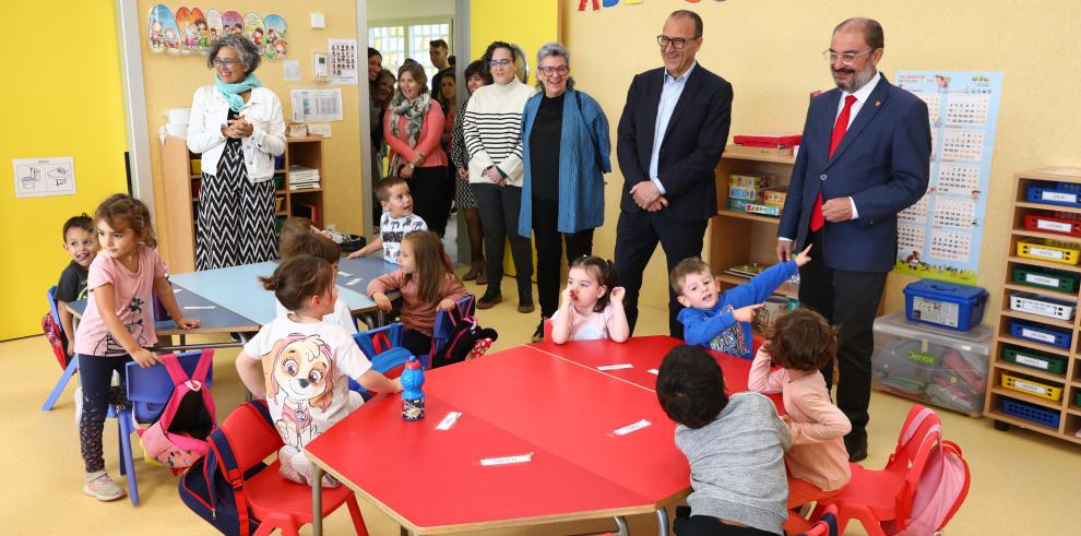 El Presidente de Aragón visita las instalaciones del CEIP María Zambrano