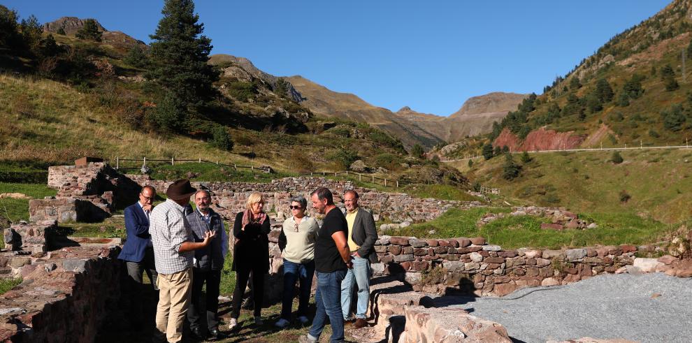 Lambán visita el yacimiento arqueológico del Hospital de Santa Cristina de Somport