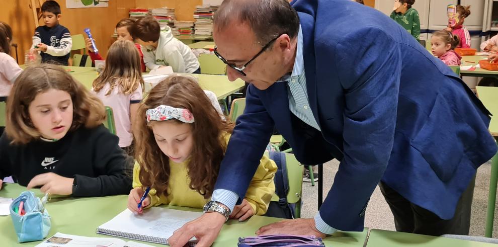 Felipe Faci visita el aula de madrugadores del CPI Parque Goya de Zaragoza