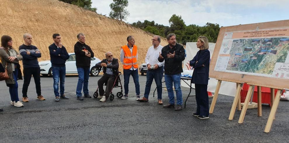 El consejero José Luis Soro visita las obras en la carretera A-1409 entre Torrevelilla y La Cañada de Verich