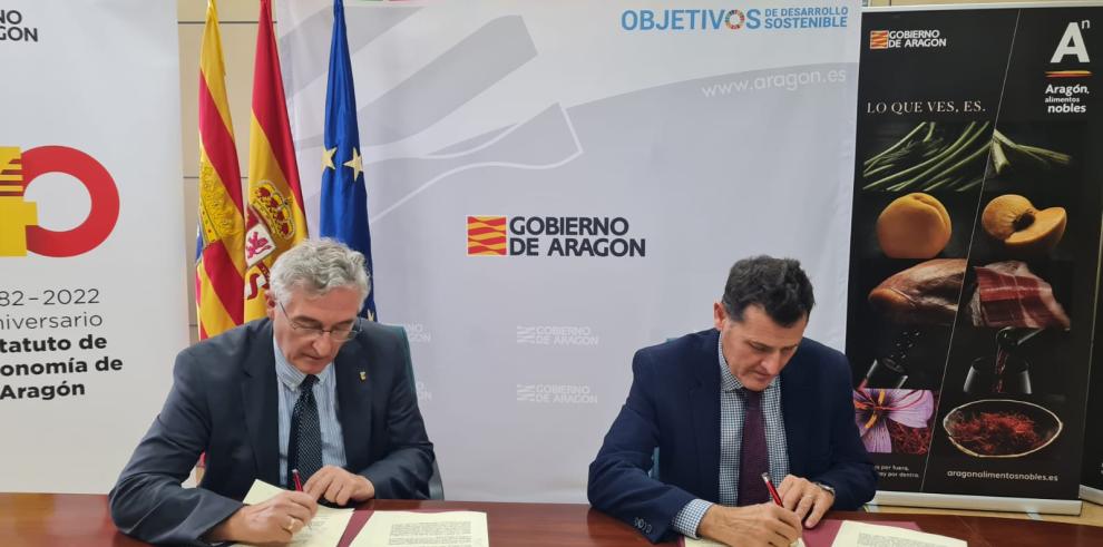 El consejero de Agricultura, Joaquín Olona, y el presidente de la Comunidad de Regantes V de los Riegos de Bardenas, José María Vinué, durante la firma del convenio.