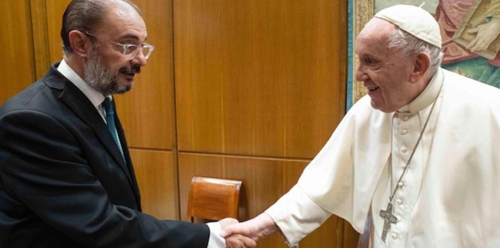 Lambán invita al Papa a visitar Zaragoza, reivindica los nexos del Reino de Aragón con la autoridad pontificia y solicita la rehabilitación del Papa Luna