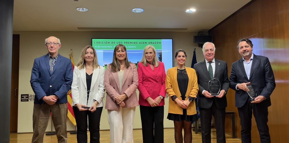 Foto de familia de los premiados y la consejera Repollés