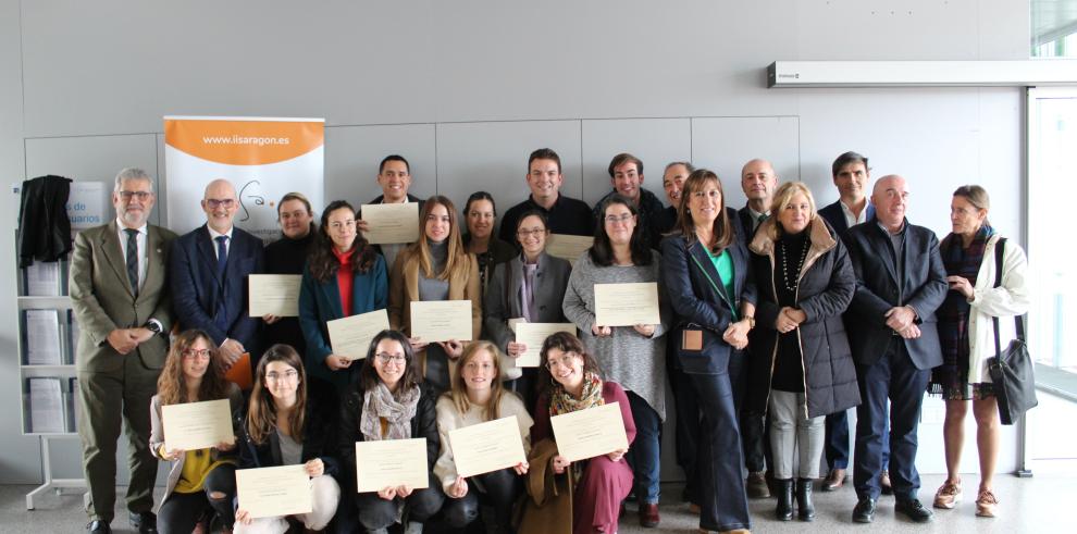 La consejera, junto al equipo del IIS Aragón y los premiados.