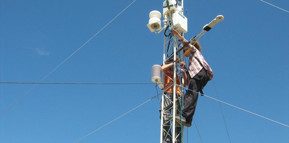 La investigadora del proyecto, en la Torre Eddy covarianza.