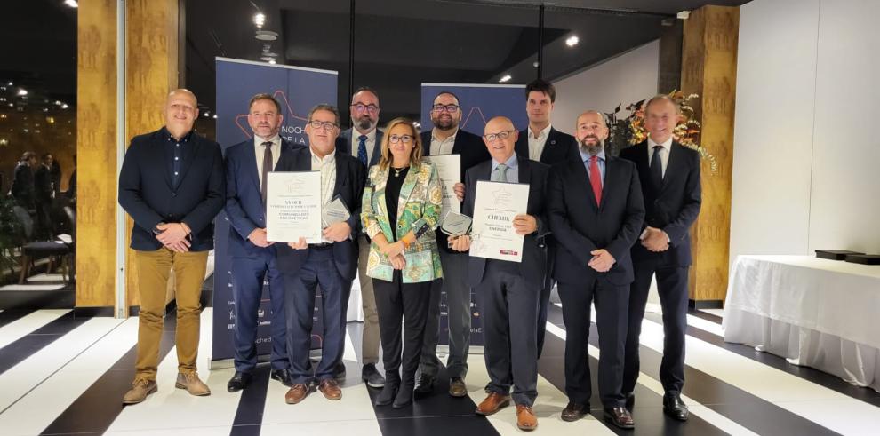Foto de familia en la I Noche de la Energía de Aragón con la participación de la consejera Mayte Pérez