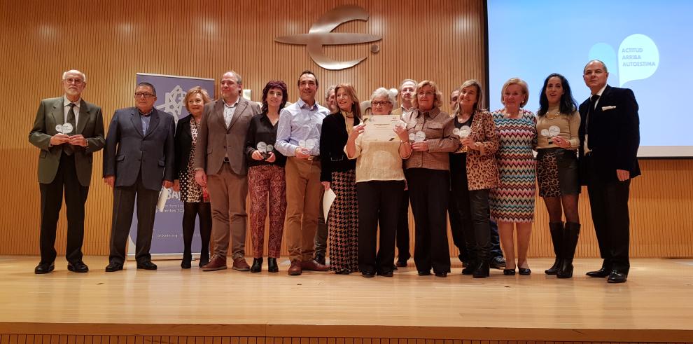 Fotografía de familia de premiados y miembros de Arbada