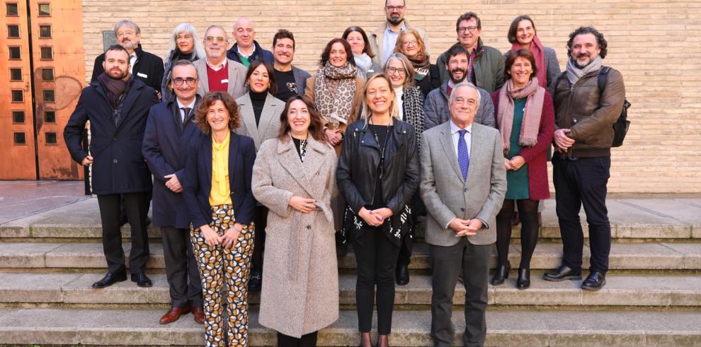 Foto de familia junto a representantes del sector tras la aprobación de la Ley de Economía Social