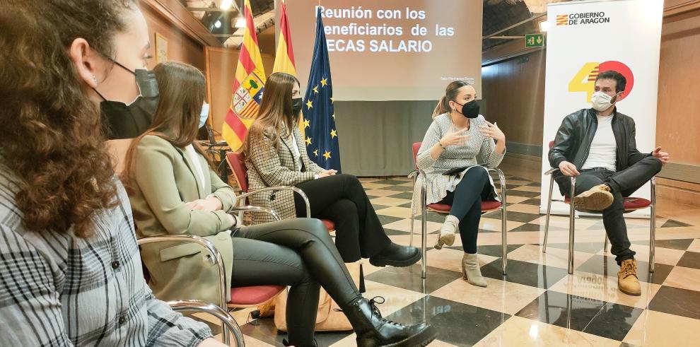 Los primeros beneficiarios de las becas salario, en una reunión con la consejera.