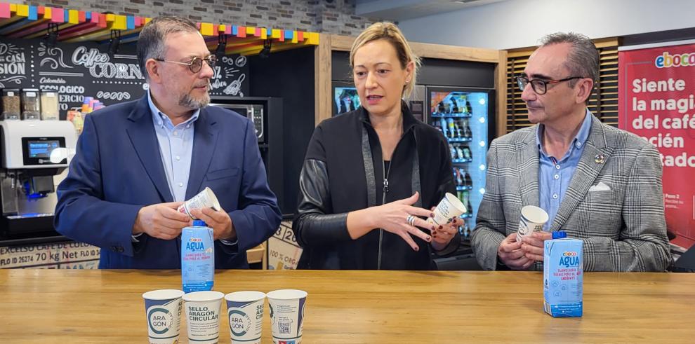 Raúl Benito, Marta Gastón y Miguel Luis Lapeña con los vasos de la campaña de difusión de Aragón Circular