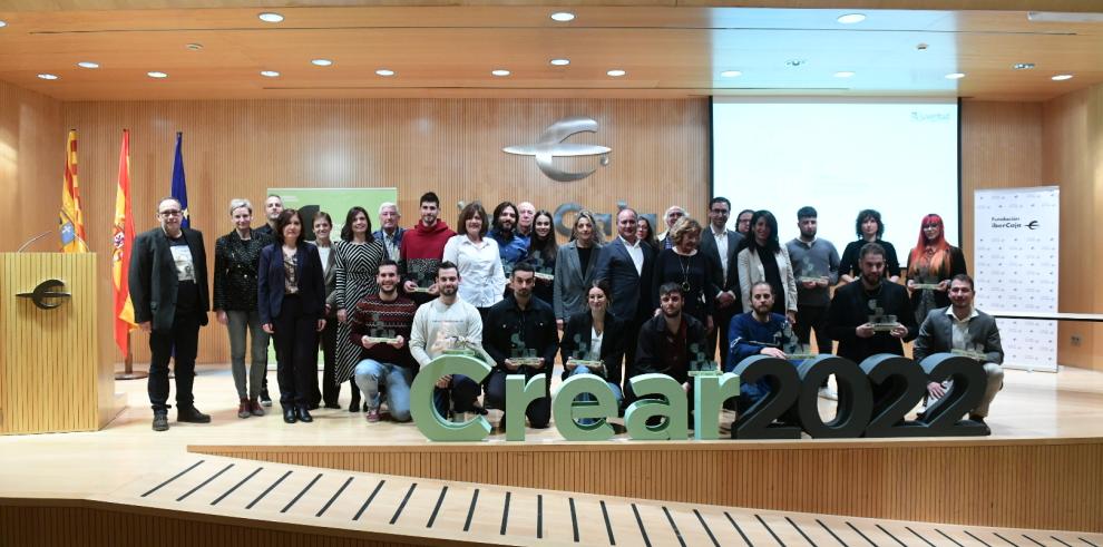 Fotografía de familia de los premiados, miembros del jurado y autoridades