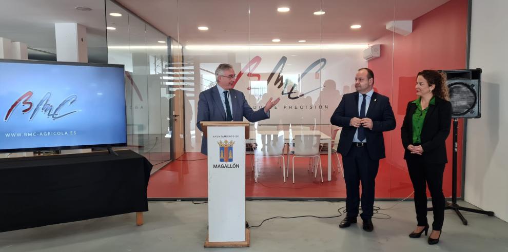 Olona, durante su visita a la empresa BMC Agrícola en Magallón.