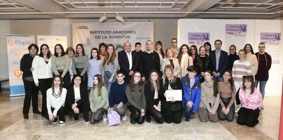 Fotografía de familia de los premiados, autoridades y jurado