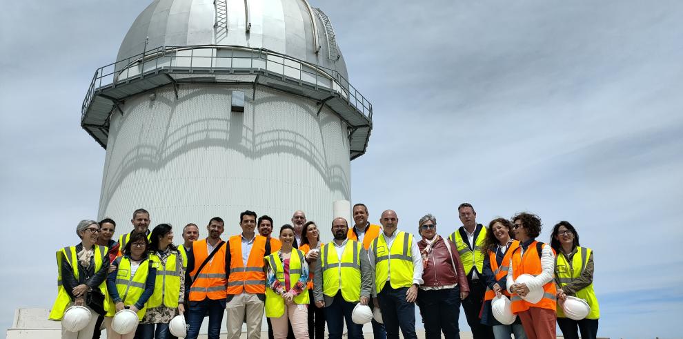 La consejera Díaz, en el centro, durante una visita al Observatorio de Javalambre.