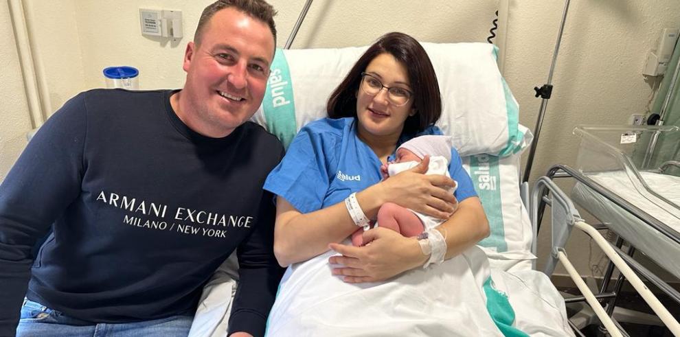Susana Arenaz y Agustín Ramos posan con la pequeña Ainara.