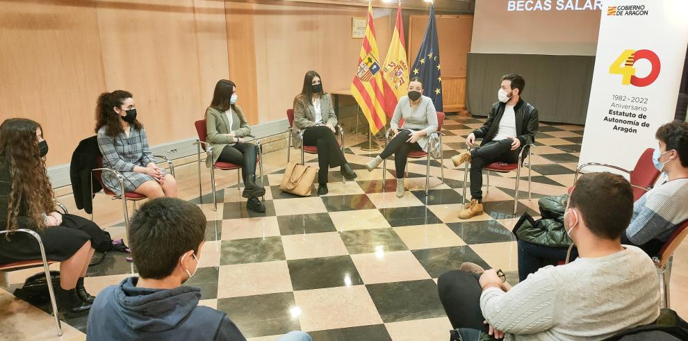 En la fotografía de archivo, reunión de la consejera Díaz con alumnos beneficiarios de las becas salario..