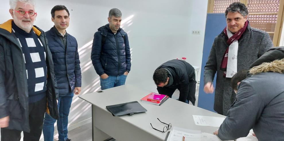 Firma del acta de inicio de las obras del centro de salud de Barbastro.