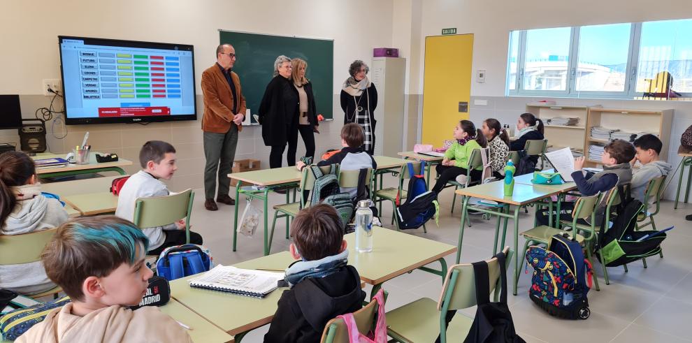 El consejero de Educación vista el CEIP Ricardo Mur