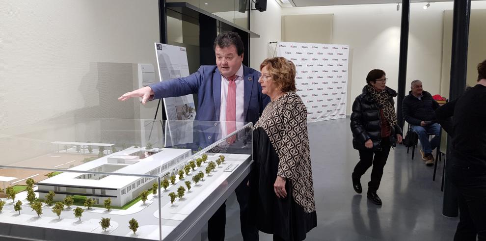 Luis Zubieta explica a la consejera el anteproyecto para la nueva residencia