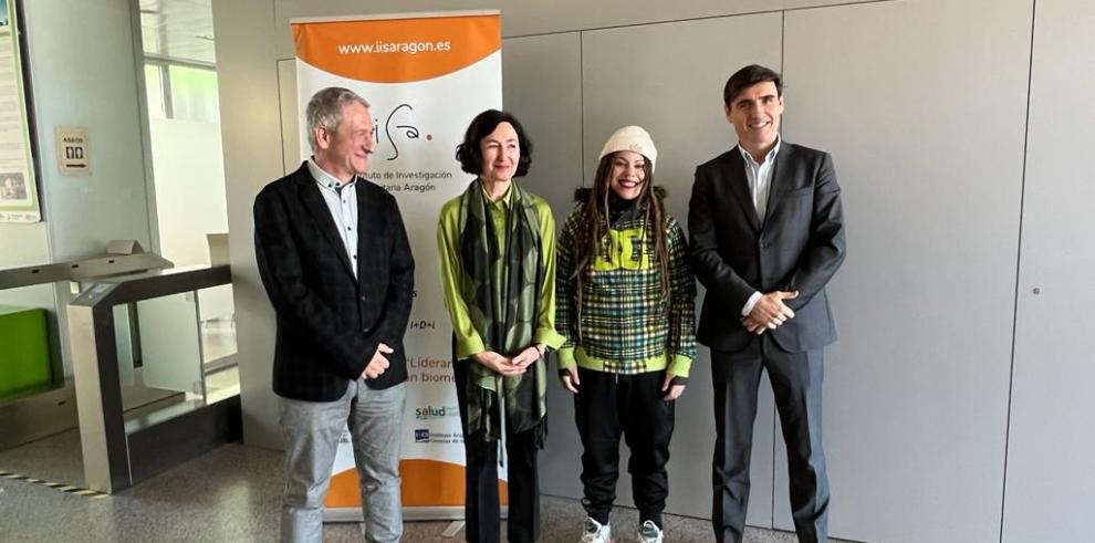 En la imagen Abad, Irigoyen y López junto con la protagonista del vídeo de la campaña