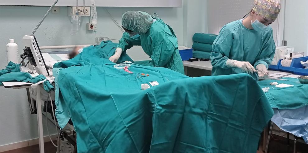 Enfermería implanta un acceso vascular en el Servet