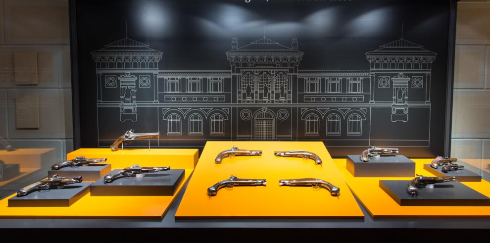 Vitrina con las doce pistolas en el Museo de Zaragoza