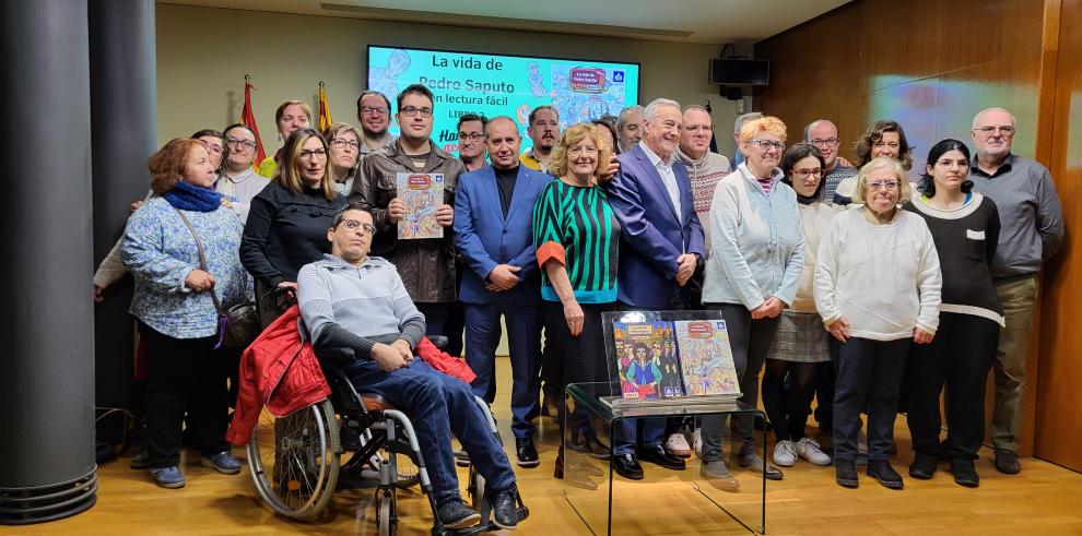 Imagen de familia de las autoridades y miembros de Plena Inclusión Aragón que han participado en el proyecto
