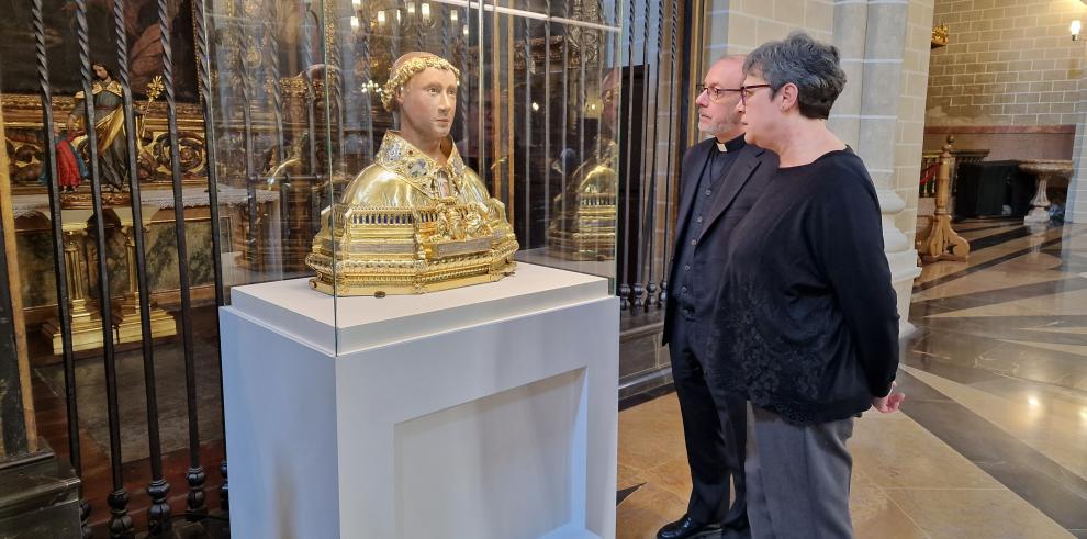 Marisancho Menjón en la presentación de la restauración del busto de San Lorenzo