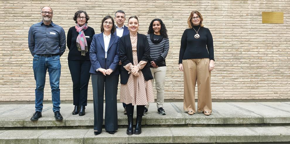 Foto de grupo de la consejera con la responsable de la ponencia de la ley y el equipo técnico de AST.