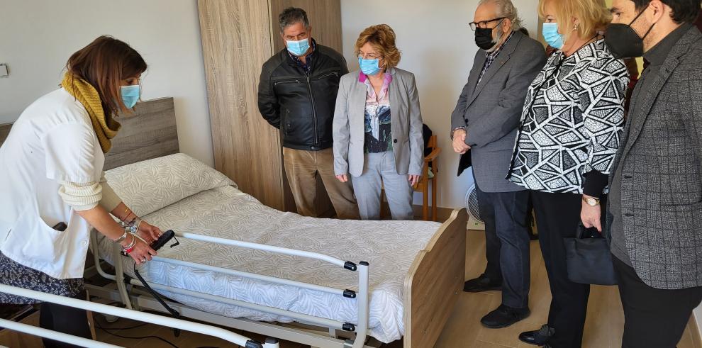 La directora de la residencia muestra el funcionamiento de las nuevas camas