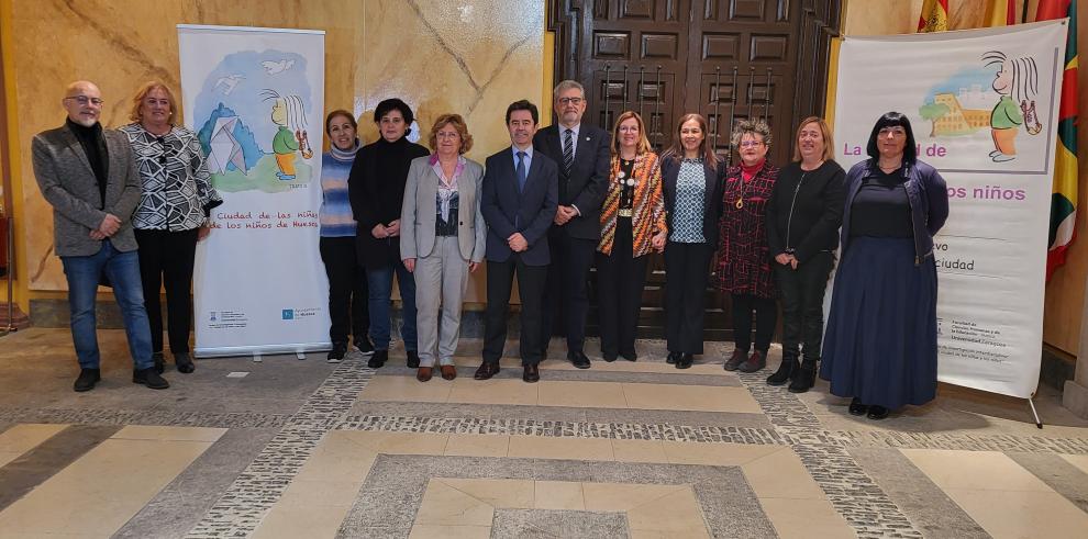 Fotografía de familia de los representantes de las instituciones implicadas en el proyecto
