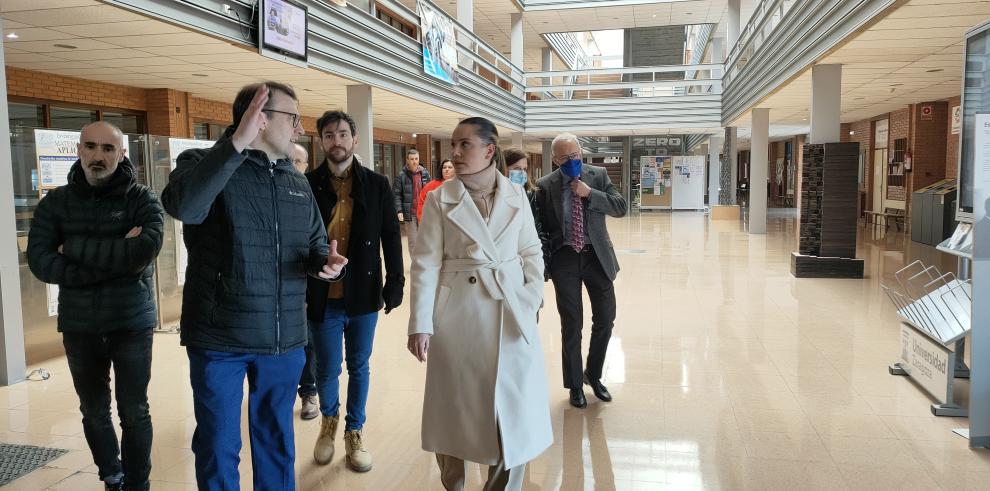 La consejera, durante su visita a la Escuela de Ingeniería y Arquitectura.