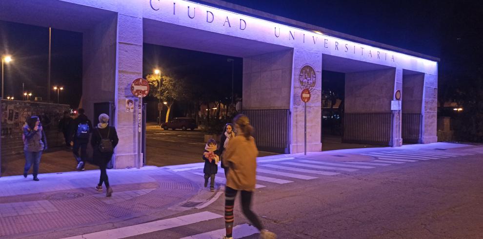 La puerta de entrada al campus de San Francisco volverá a iluminarse hoy de color violeta.