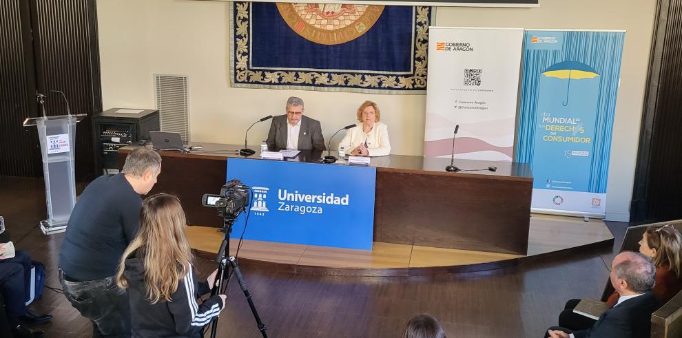 María Victoria Broto y José Antonio Mayoral, en el transcurso del acto