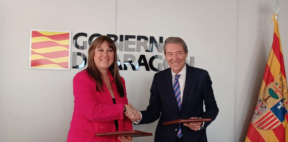 La consejera de Sanidad, Sira Repollés, y el director gerente de Mutua MAZ, Guillermo de Vílchez, firman el convenio de colaboración.
