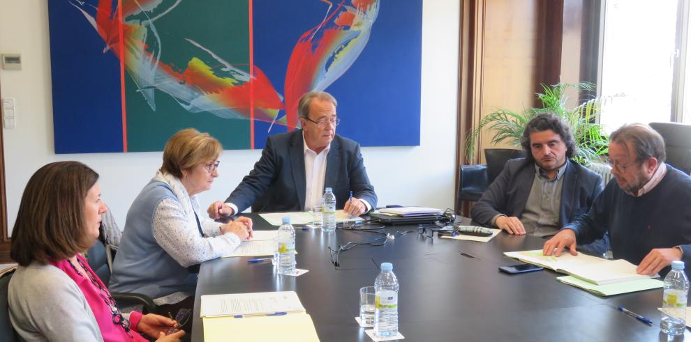 Las responsables de la Asociación Las Nieves de Casablanca durante la reunión con el consejero de Hacienda y su equipo