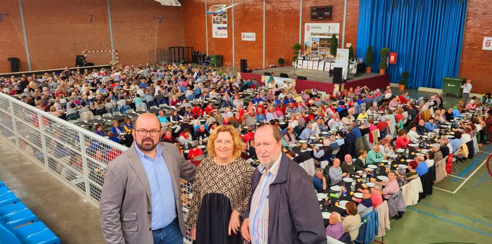 Broto, junto al alcalde de Cariñena y el presidente de Coapema, en el pabellón donde ha tenido lugar la comida de hermandad
