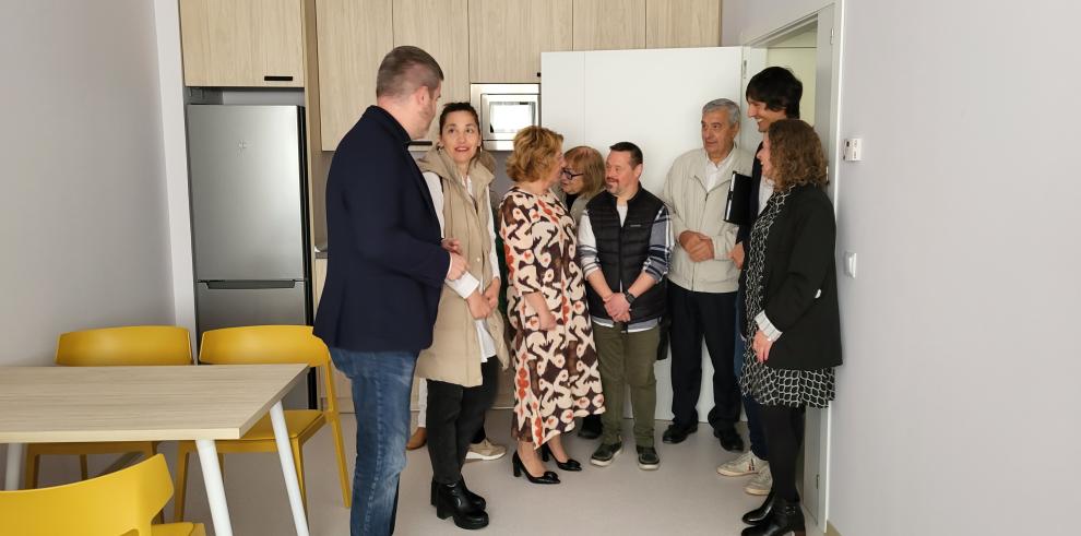 Broto, en el salón cocina de uno de los apartamentos de la residencia