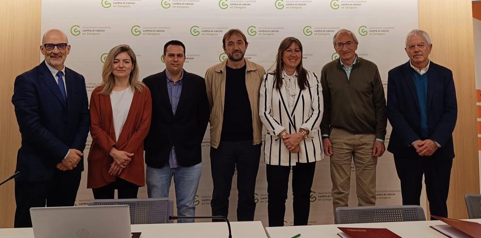 Repollés, junto con Ansó, representantes del IIS Aragón y los investigadores implicados.