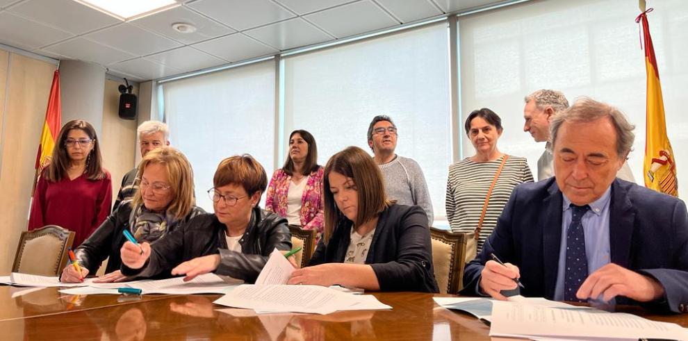 El gerente del Salud junto con los representantes sindicales firmando el acuerdo