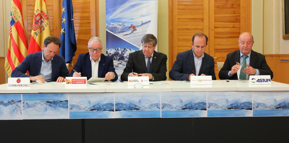 Firma del convenio para la unión de estaciones de Astún y Candanchú