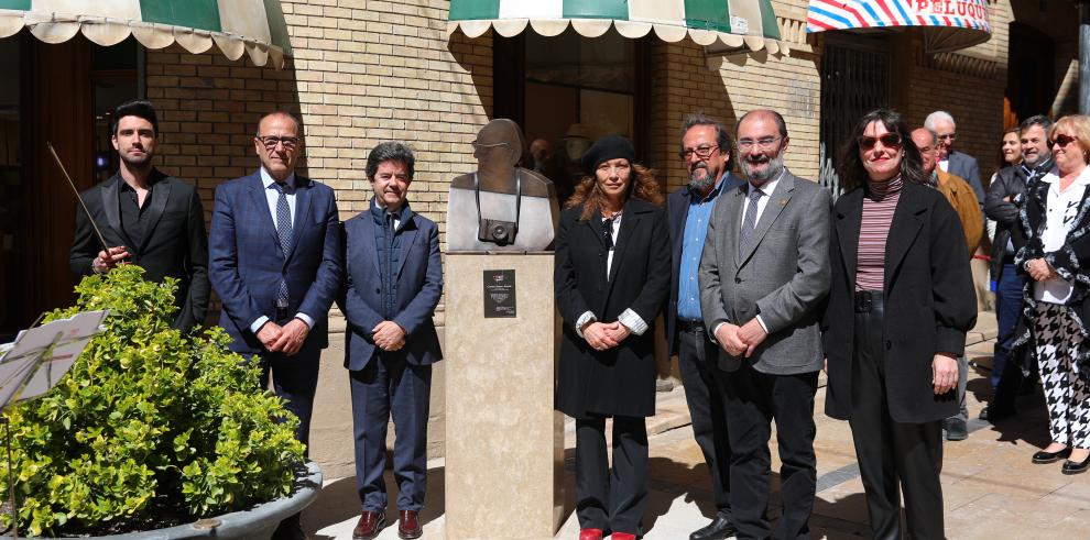 Acto de entrega a la ciudad de Huesca de la escultura en honor a Carlos Saura